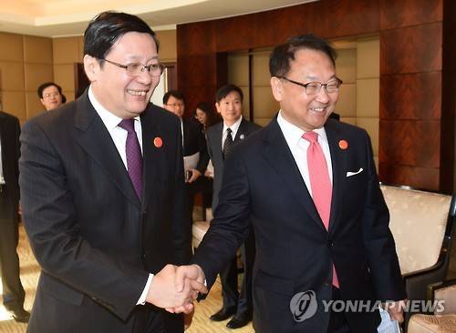 유일호, 러우 지웨이 중국 재무장관 양자회담 (서울=연합뉴스) G20 재무장관·중앙은행총재회의 참석차 중국 상하이를 방문 중인 유일호 부총리 겸 기획재정부 장관(오른쪽)이 27일 푸둥 샹그릴라 호텔에서 러우 지웨이 중국 재무장관과 악수하며 양자회담장으로 이동하고 있다. 2016.2.27 <<기획재정부 제공>> zjin@yna.co.kr