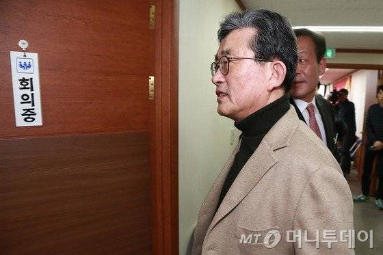 26일 오후 서울 여의도 국회에서 열린 새누리당 공천신청자 면접에서 이한구 새누리당 공천관리위원장이 점심식사 후 공천면접장으로 들어서고 있다. 사진=뉴스1.