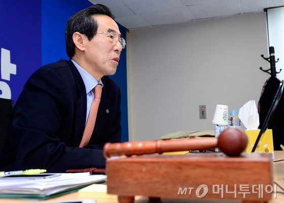홍창선 더불어민주당 공천관리위원장을 비롯한 위원들이 25일  서울 여의도 당사에서 열린 공천면접심사에서 예비후보들에게 질의하고 있다. 사진=뉴스1.