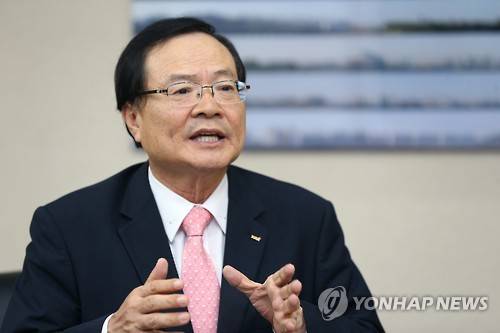 최경수 한국거래소 이사장     (서울=연합뉴스) 장하나 기자 = 최경수 한국거래소 이사장이 28일 여의도 사옥에서 다음 달 3일 거래소 출범 60주년을 앞두고 연합뉴스와 가진 인터뷰에서 "지나온 60년 동안 한국 경제 개발의 협력 파트너로서의 자본시장으로 역할을 했다면 앞으로의 60년은 아시아의 중심 자본시장으로 성장해 나아가야 한다"고 발언하고 있다.      거래소는 지난 1956년 3월3일 대한증권거래소라는 간판을 걸고 문을 열었다. 당시 12곳에 불과하던 상장기업은 현재 유가증권시장 770개사, 코스닥 1천157개사 등 모두 1천927개사로 늘어났다. <<한국거래소 제공>>
