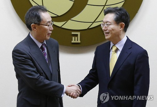 악수하는 한-중     (서울=연합뉴스) 임헌정 기자 = 북핵 6자회담의 우리 측 수석대표인 황준국 외교부 한반도평화교섭본부장이 28일 서울 종로구 도렴동 외교부 청사에서 중국 측 수석대표인 우다웨이(武大偉) 중국 외교부 한반도사무특별대표와 면담에 앞서 악수하고 있다. 2016.2.28     kane@yna.co.kr