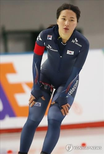 (서울=연합뉴스) 김도훈 기자 = 28일 오후 서울 태릉국제스케이트장에서 열린 2016 국제 빙상경기연맹(ISU) 세계 스프린트 스피드스케이팅 선수권 대회 여자 500미터에 출전한 박승희가 레이스를 마친 뒤 숨을 고르고 있다. 2016.2.28 superdoo82@yna.co.kr (끝)