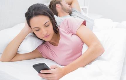 누워서 스마트폰을 보는 자세