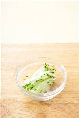 3. 오이는 채 썬다.