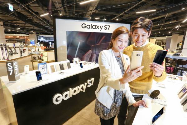 갤럭시S7과 갤럭시S7 엣지 사전 전시 및 예판일이 공개됐다.