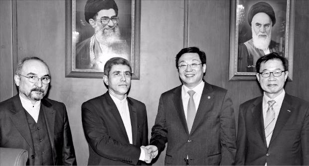 주형환 산업통상자원부 장관(오른쪽 두 번째)이 28일(현지시간) 이란 테헤란 정부청사에서 알리 타옙니아 경제재정부 장관(왼쪽 두 번째)과 만나 양국 경제 협력과 금융 및 개발원조 지원 확대 방안 등을 논의했다. 산업통상자원부 제공