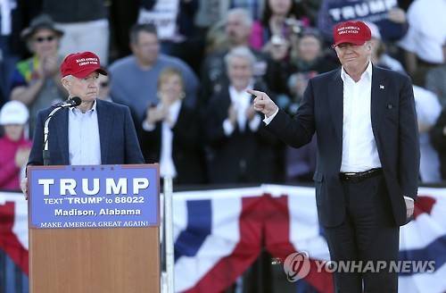트럼프 캠프의 좌장 격인 제프 세션스(앨라배마) 상원의원(왼쪽) [ AP=연합뉴스 자료사진 ]