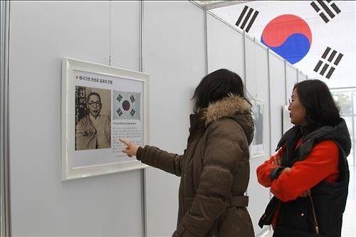 '태극기 특별 기획전' 감상하는 시민들