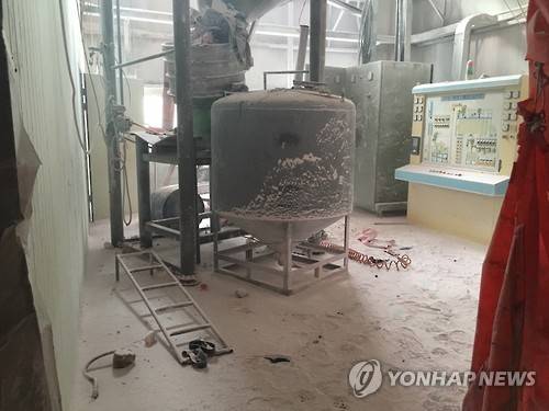 경북 군위 공장서 저장탱크 추락     (군위=연합뉴스) 29일 오후 경북 군위군 군위읍의 한 소화기구 제조공장에서 저장탱크가 떨어져 1명이 숨지고 2명이 다쳤다. <<경북지방경찰청 제공>>