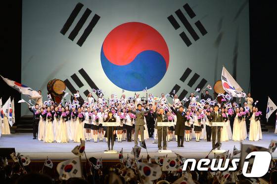 1일  서울 세종문화회관에서 열린 제97주년 3.1절 기념식에서 참석자들이 태극기를 흔들며 만세 삼창하고 있다.2016.3.1/뉴스1 © News1 이광호 기자