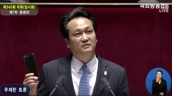 안민석 더불어민주당 의원이 1일 국회 본회의장 테러방지법 직권상정을 막기위한 필리버스터를 통해 본인은 국정원을 믿기에 스마트폰 1개만 들고다닌다고 말하고 있다. 사진=국회방송
