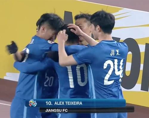 알렉스 테세이라(10번)가 전북 현대와의 ‘2016 AFC 챔피언스리그’ E조 2차전 홈경기 선제골 후 동료의 축하를 받고 있다. 사진=AFC SNS 공식계정