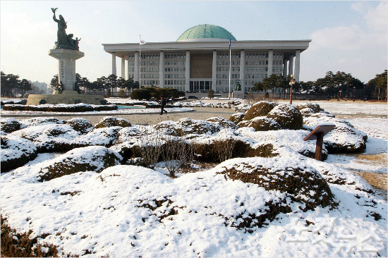 테러방지법 처리 반대를 위한 야당의 필리버스터로 여야가 대립하고 있는 가운데 29일 여의도 국회의사당이 전날 내린 눈으로 덮여 있다. (사진=윤창원 기자)