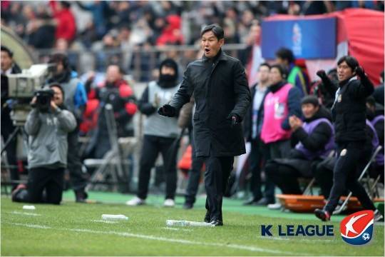 지난 시즌 태국과 일본리그 우승팀을 연파하고 2016 아시아축구연맹 챔피언스리그 조별예선 F조에서 선두가 된 FC서울의 최용수 감독은 막강한 자금력을 앞세워 남미 출신 지도자와 선수를 영입한 산둥 루넝과 대결도 자신감을 감추지 않았다.(자료사진=한국프로축구연맹)