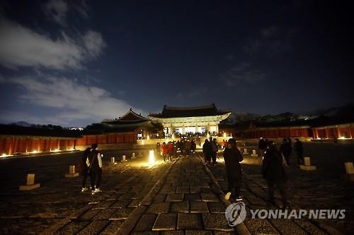 (서울=연합뉴스) 박동주 기자 = 올해 첫 고궁 야간개장일인 1일 관람객들이 창경궁을 둘러보고 있다. 2016.3.1