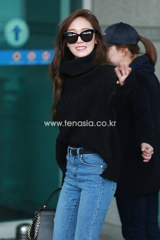 가수 제시카가 2일 오전 프랑스 파리에서 열리는 ‘패션 위크’에 참석 차 인천국제공항을 통해 출국하고 있다.