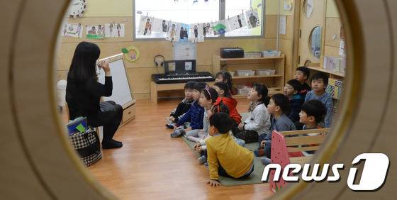 정부와 지방자치단체 간 누리과정(만 3세∼5세 무상보육) 예산 갈등이 빚어졌던 지난해 서울 종로구의 한 어린이집에서 원아들이 수업을 받고 있다. 뉴스1 © News1 허경 기자