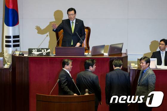 이종걸 더불어민주당 원내대표가 2일 서울 여의도 국회에서 속개된 제340회국회(임시회) 제7차 본회의 중 정의화 국회의장의 발언에 항의하고 있다. 왼쪽부터 새누리당 조원진 원내수석부대표, 원유철 원내대표, 더불어민주당 이 원내대표, 이춘석 원내수석부대표. 2016.3.2/뉴스1 © News1 유승관 기자