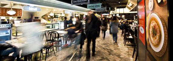 전국 유명 맛집과 합리적인 가격의 뷔페, 세계적인 디저트 가게로 채워진 뉴코아 강남 지하 1층 ‘킴스 푸드 스트리트’는 오전부터 사람들로 북적인다.