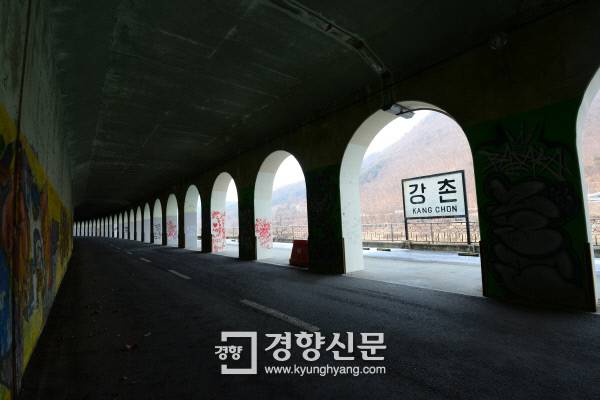 철길 걷어내고 간판만 남은 강촌역.  김창길 기자 cut@kyunghyang.com