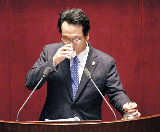 안민석 더불어민주당 의원이 1일 국회 본회의장에서 31번째 ‘무제한 토론(필리버스터)’ 주자로 나서 연설하던 중 물을 마시고 있다. 뉴시스
