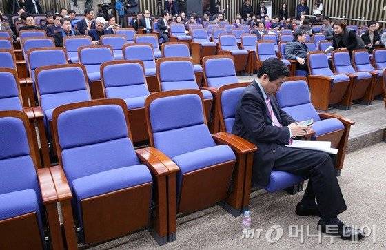 테러방지법 저지 필리버스터 중단 결정을 놓고 진통을 겪고 있는 더불어민주당 이종걸 원내대표가 1일 서울 여의도 국회에서 열린 의원총회에서 의원들의 참석을 기다리고 있다. 2016.3.1/뉴스1  <저작권자 © 뉴스1코리아, 무단전재 및 재배포 금지>