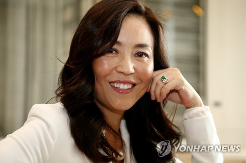 '아들이 있는 풍경' 이혜리 작가     (서울=연합뉴스) 이재희 기자 = 2일 오후 서울 종로구 포시즌호텔에서 작가 이혜리가 인터뷰를 하기 전 포즈를 취하고 있다.