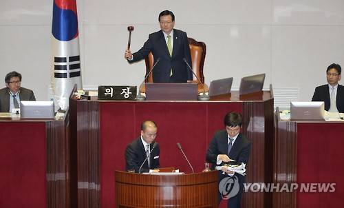 47년만의 필리버스터…192시간25분으로 마감     (서울=연합뉴스) 김현태 기자 = 더불어민주당 이종걸 원내대표가 지난 2일 오후 국회 본회의장에서 테러방지법 수정을 요구하는 필리버스터 마지막 주자로 나서 발언을 끝낸 후 정의화 국회의장이 산회를 선포하고 있다. 이종걸 원내대표는 이날 오후 6시 40분 기준 11시간 40분 넘게 토론을 이어가며 필리버스터 최장기록을 경신했다.   mtkht@yna.co.kr