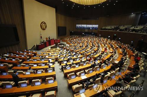 국회 테러저지법 등 처리위해 다시 개회     (서울=연합뉴스) 황광모 기자 = 2일 밤 테러방지법안과 20대 총선 선거구 획정안 처리를 위해 열린 본 회의에서 여야 의원들이 표결을 기다리고 있다.