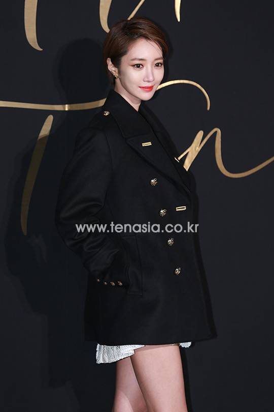 배우 고준희가 포즈를 취하고 있다.