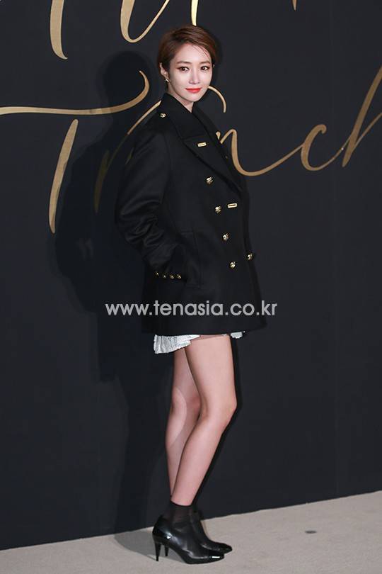 배우 고준희가 포즈를 취하고 있다.