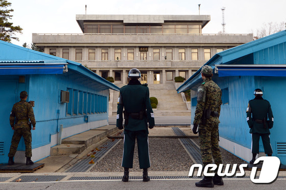지난해 11월 12일 판문점에서 남북한 병사들이 서로를 주시하고 있다. 2014.11.12/뉴스1 © News1 한재호 기자