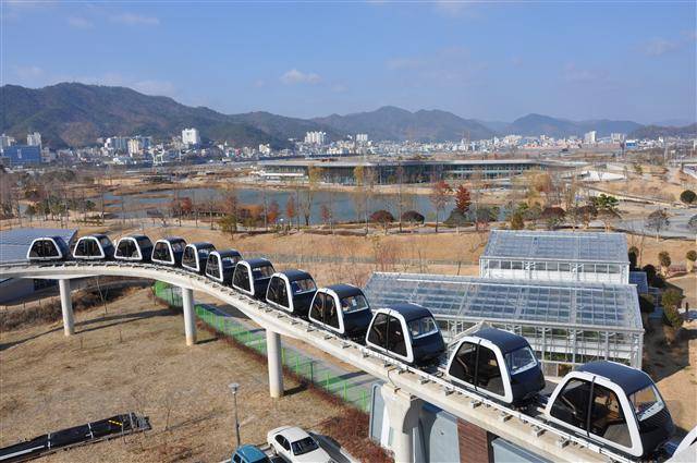 순천시는 2014년 4월 개통된 순천만정원 스카이큐브의 노선을 애초 4.6㎞에서 5.8㎞로 연장해야 한다는 요구를 받고 검토에 들어갔다.