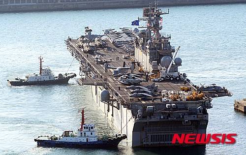 【부산=뉴시스】 하경민 기자 = 미국 해군의 강습상륙함 '본험 리차드함'(LHD6·4만500t급)이 3일 오전 부산 남구 해군작전사령부 부두에 입항하고 있다.   와스프급 강습상륙함 중 3번째 함선인 본험 리차드함은 길이 257m, 폭 32m, 최대속력 시속 37㎞이며, 승조원 수는 1800여 명이다.    이 함정은 수송용 대형 헬기인 'CH-46 시 나이트'와 'MH-60R 대잠헬기', 수직 이착륙 수송기인 '오스프리', 수직 이착륙 전투기인 'AV-8 해리어' 등의 항공기를 탑재하고 있으며, 자체 방어 무기로 씨 스페로우 미사일 시스템, 팔랑스(Phalanx) 근접방어체계 등을 갖추고 있다. 2016.03.03.   yulnetphoto@newsis.com