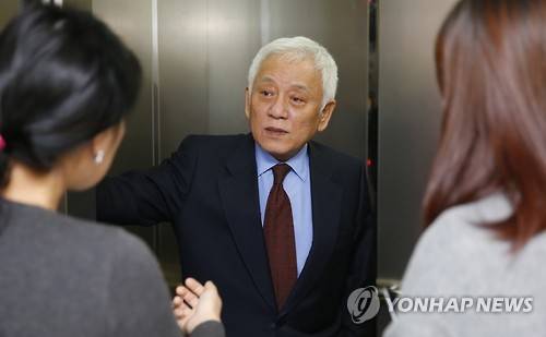 야권통합 관련 질문받는 국민의당 김한길 상임선대위원장        (서울=연합뉴스) 황광모 기자 = 국민의당 김한길 상임선거대책위원장이 3일 오전 안철수,천정배 공동대표와의 회의를 마친 뒤 서울 마포 당사를 빠져 나가다 야권통합과 관련한 질문을 받고 있다.