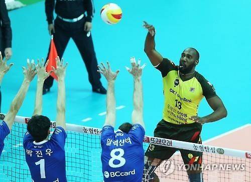 시몬, 환송회에서도 맹활약 (안산=연합뉴스) 홍기원 기자 = OK저축은행 외국인 공격수 시몬(오른쪽)이 3일 우리카드와 경기에서 오픈 공격을 시도하고 있다.