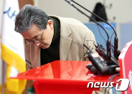 새누리당이 총선 후보 경선을 위해 실시한 사전 내부 여론조사 결과가 유출됐다는 의혹에 휩싸인 가운데 이한구 새누리당 공천관리위원장이 4일 서울 여의도 당사에서 열린 브리핑에 참석하며 손가방을 바닥에 놓고 있다. 2016.3.4/뉴스1 © News1 오대일 기자