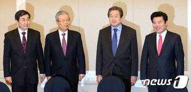 김무성 새누리당 대표, 원유철 원내대표, 김종인 더불어민주당 대표, 이종걸 원내대표가 필리버스터 나흘째인 26일 오후 서울 여의도 국회 귀빈식당에서 만나 여야 2+2 회동에 앞서 포즈를 취하고 있다. 2016.2.26/뉴스1 © News1 박지혜 기자