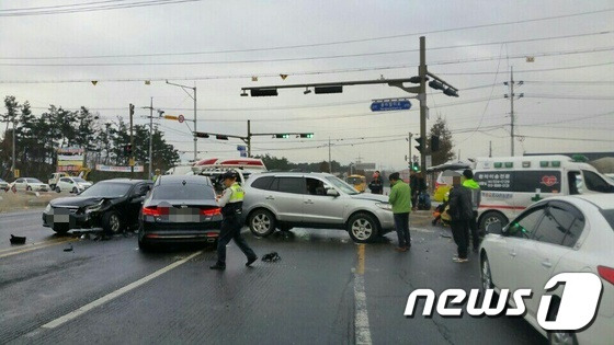 4일 오후 4시30분께 전북 김제시 상동 폴리텍 대학 인근 순동 사거리에서 황산에서 익산 방면으로 직진하던 구급차량과 전주에서 익산 방면으로 우회전 하던 토스카(운전자 김모씨45) 차량, 전주에서 황산 방면으로 1차선에서 직진하던 K5 차량(운전자 김모씨47여)과 2차선에서 운행 중이던 싼타페 차량이 충돌해 경찰과 소방이 사건 수습을 하고 있다.2016.3.4/뉴스1 © News1 박아론 기자