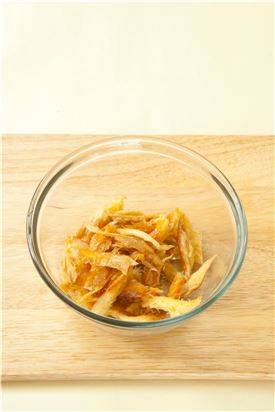 1. 북어포는 긴 것은 먹기 좋게 잘라 찬물에 담갔다가 바로 건져 물기를 뺀 후 양념을 넣어 무친다.