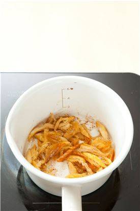 3. 냄비에 참기름을 두르고 북어포를 넣어 볶다가 감자를 넣어 볶는다.