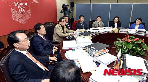 【서울=뉴시스】홍찬선 기자 = 새누리당 이한구 공천관리위원장이 4일 오후 서울 여의도 당사에서 경선지역 관련 발표를 하고 있다. 2016.03.04.   mania@newsis.com