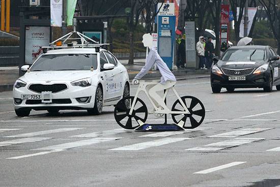 ⓒ연합뉴스 : 기술이 발전할수록 ‘전차의 딜레마’ 같은 게 문제가 된다. 위는 자율주행차 도로주행 시연 장면.