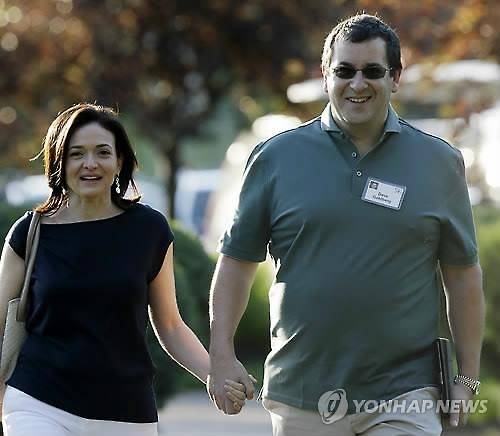 샌드버그와 숨진 전 남편 데이브 골드버그(AP=연합뉴스)