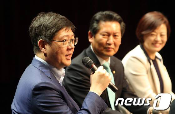 5일 전북 전주시 전북대학교 삼성문화회관에서 열린 더불어민주당 정책토크쇼 더!더!더에 참석한 김홍걸 교수가 전주에 온 소감을 말하고 있다.2016.3.5/뉴스1 © News1 김대홍 기자