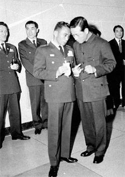 1961년 12월 서울 장충동 최고회의 의장 공관에서 열린 송년파티에서 박정희(앞줄 왼쪽) 국가재건최고회의 의장과 재건복을 입은 김종필 중앙정보부장이 이야기를 나누고 있다. [사진 국가기록원]