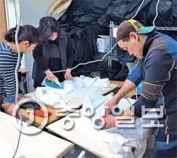 서울 대림동의 한 직업훈련학원에서 중국동포들이 학원 강사에게 다림질을 배우고 있다. [사진 송승환 기자]