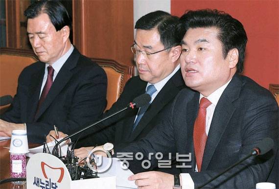 새누리당 원유철 원내대표(오른쪽)가 4일 오전 원내대책회의에서 발언하고 있다. 이날 원 원내대표와 김정훈 정책위의장(가운데) 등 9명은 단수추천을 받아 공천을 확정 지었다. 왼쪽은 홍문표 사무부총장. [사진 김상선 기자]