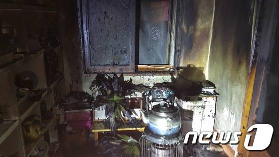 6일 새벽 1시23분쯤 제주 서귀포시 안덕면 소재 고모씨(53)의 집에서 원인을 알 수 없는 화재가 발생해 집안 내부 56.2㎡를 태우고 10여 분 만에 진화됐다.© News1