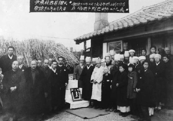 윤동주 시인 장례식(윤동주기념사업회 사이트 자료사진 캡처)